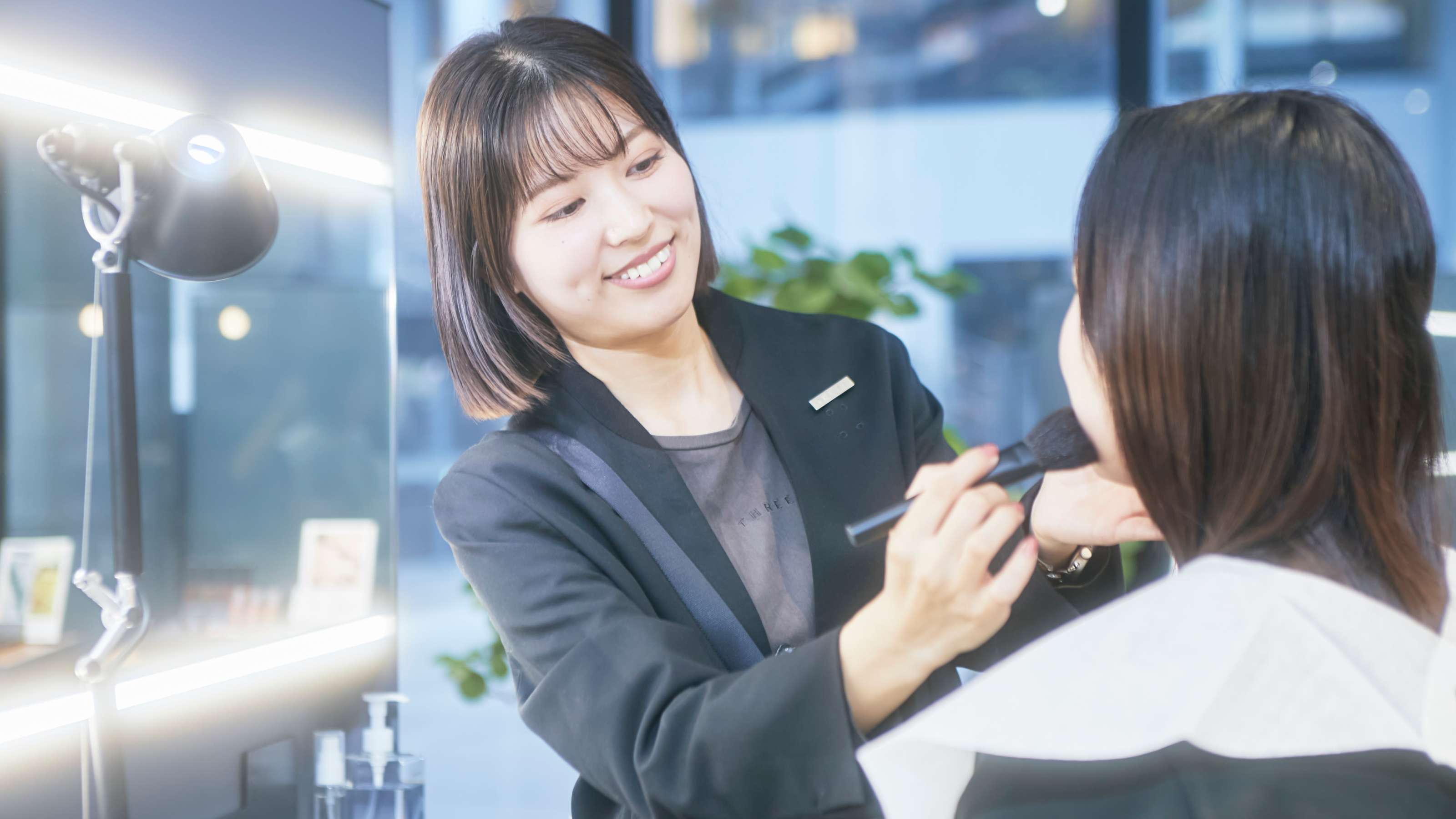 THREEの求人画像