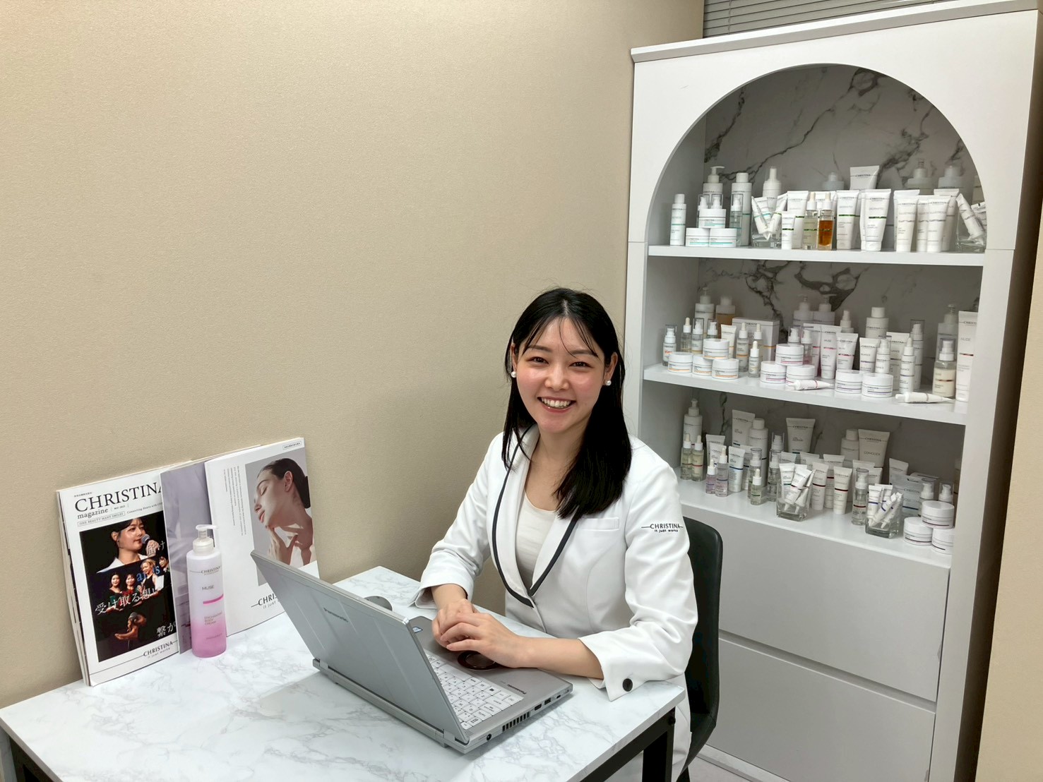 【サロン専売品/CHRISTINA】営業職（大阪支社）の求人画像