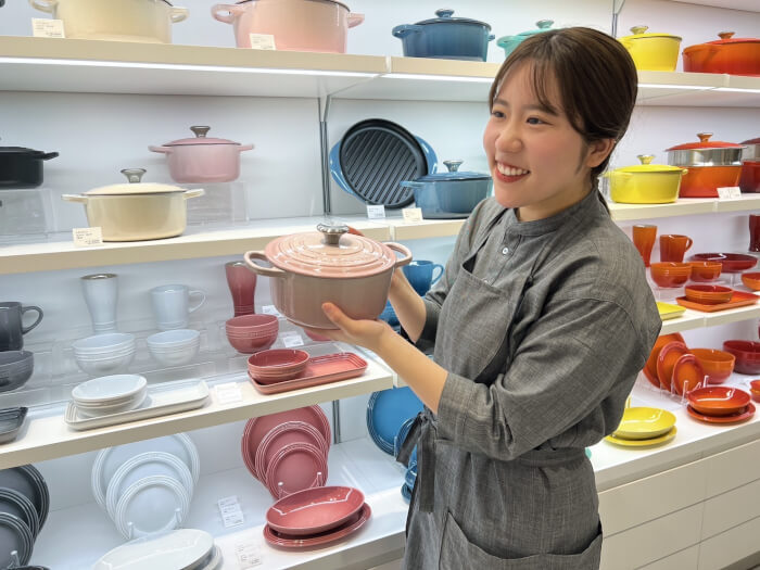 【渋谷ヒカリエ】残業月5h未満＆インセンティブあり｜100年ブランド『ル・クルーゼ』の販売スタッフの求人画像