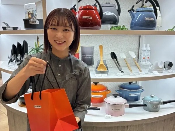 【ラゾーナ川崎】残業月5h未満＆インセンティブあり｜100年ブランド『ル・クルーゼ』の販売スタッフの求人画像
