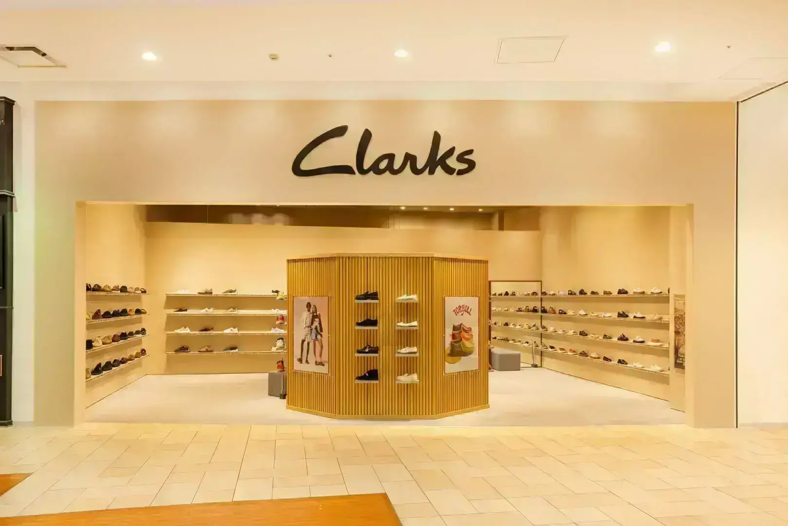 Clarksの求人画像